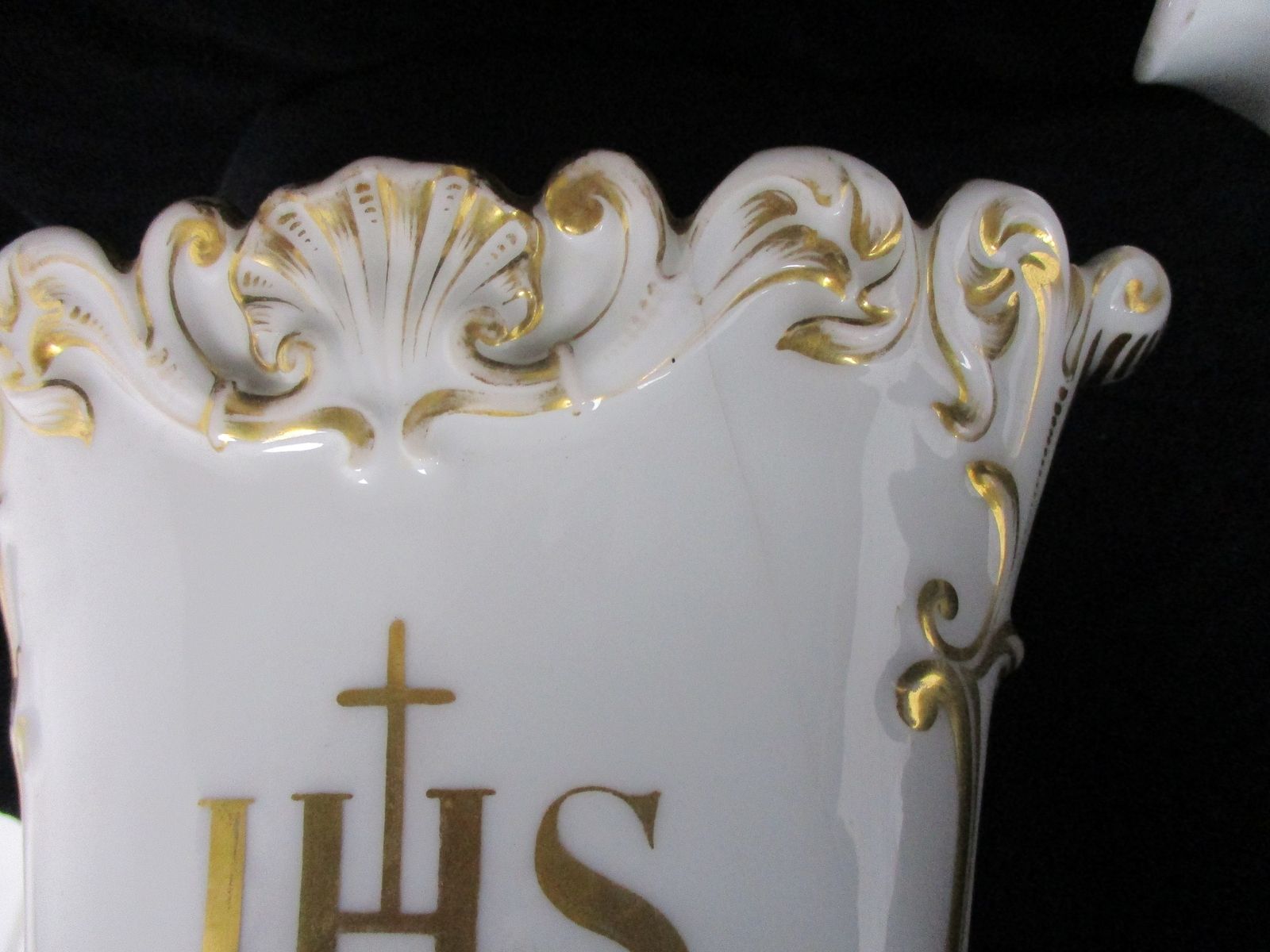 photo furniture Xl Set Of 3 Antique Porcelain Fan Flair Vases Centerpiece Church Chapel