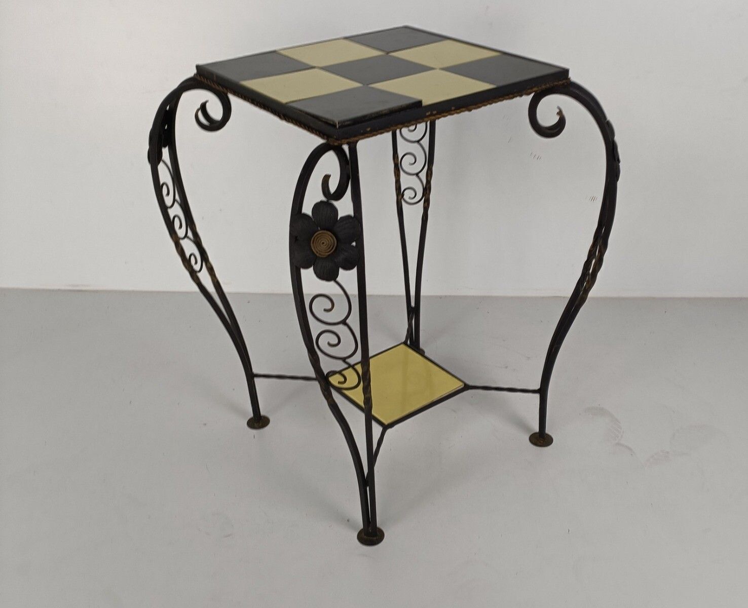 Vintage Side Coffee Occasional Table Gorgeous Modernist Wrought Iron Flowers Bla photo vinterior