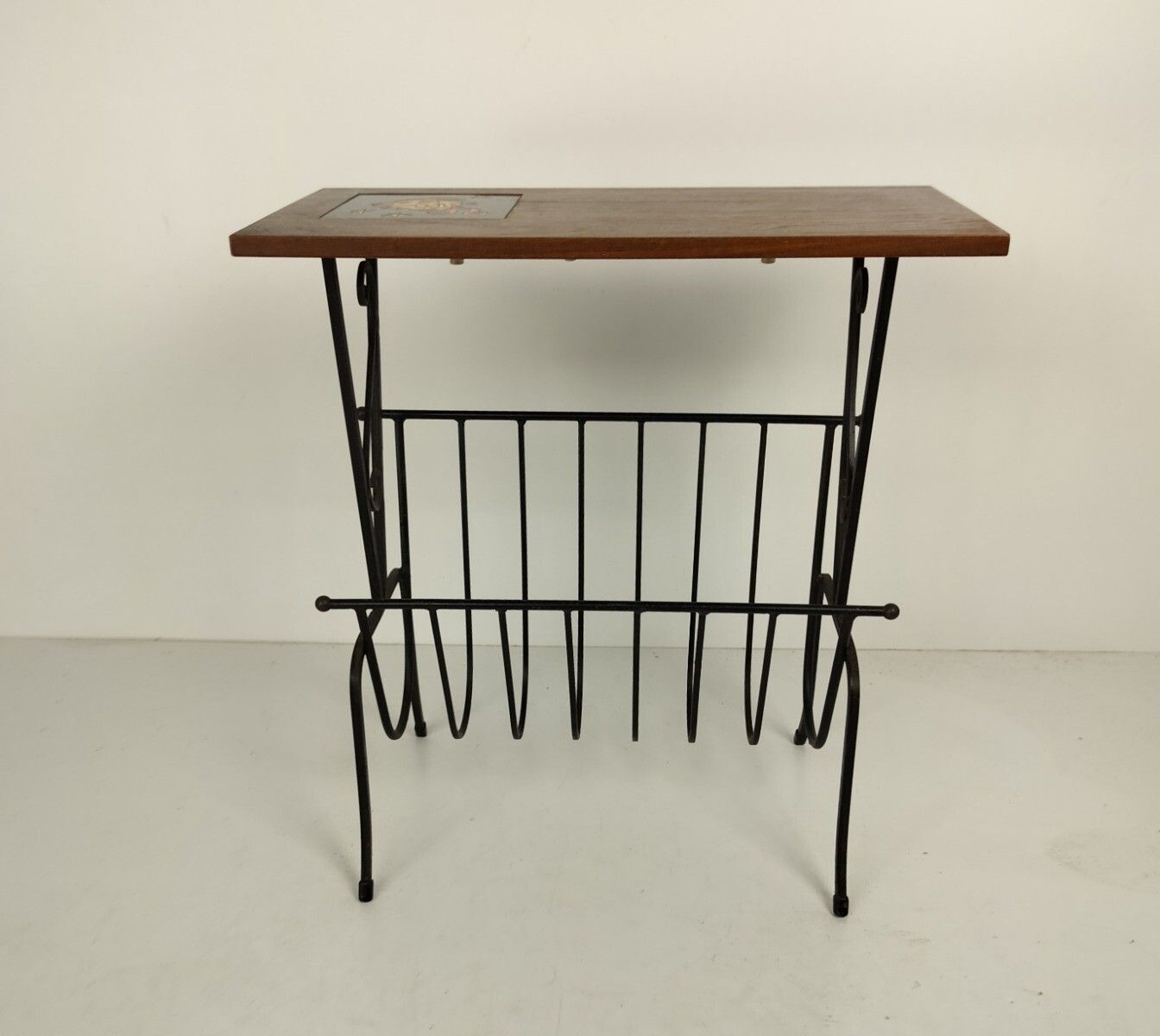 photo furniture Funky Vintage Newspaper Magasine Basket Rack Side Table Wooden Top Ceramic Tile