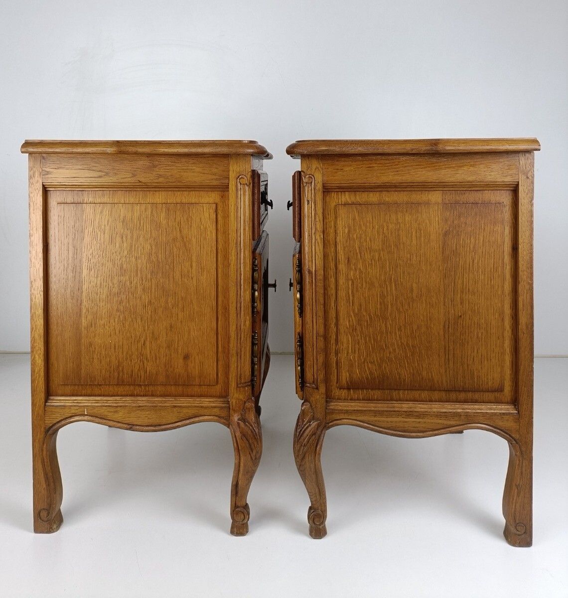 photo furniture Pair Of Nightstands End Tables Cabinets Louis XV Style Bedroom Cabinets Wood Gor