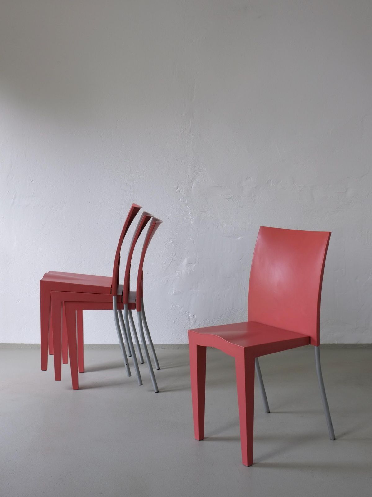 photo furniture 4 Kartell Coral Pink "Miss Global" Stoelen Van Philippe Starck | Jaren 1990