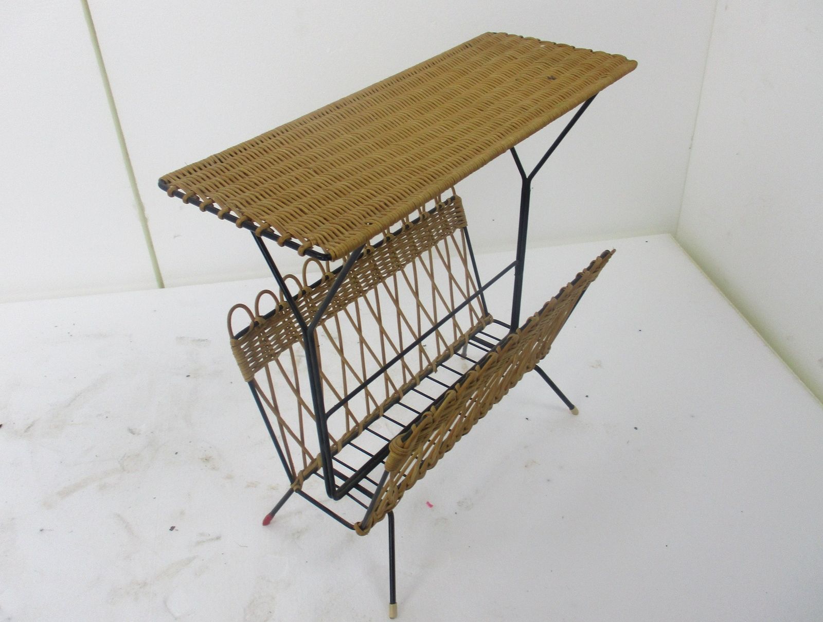 Vintage Rattan Wicker Magazine Newspaper Basket Rack Hobo Chick Barn Country photo vinterior