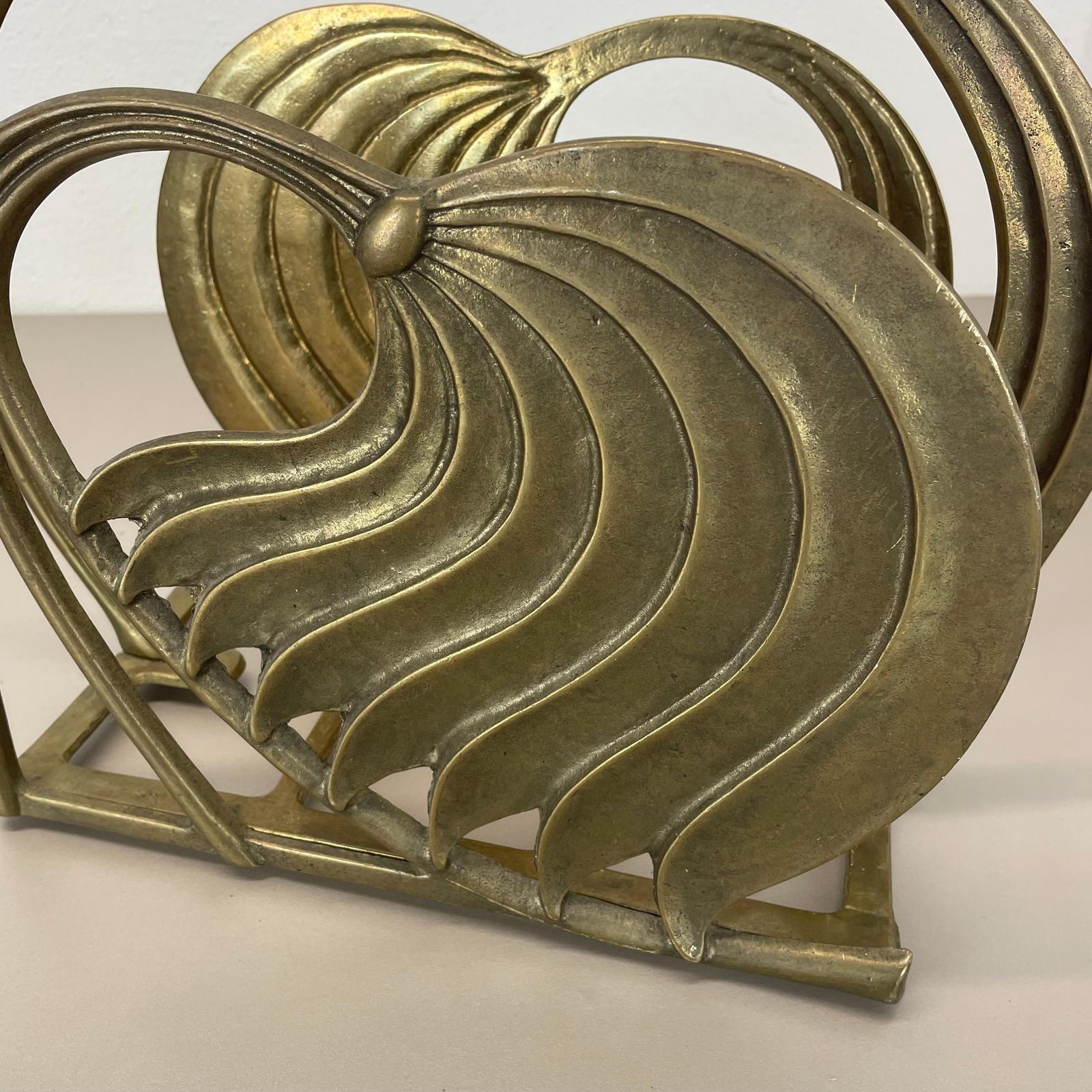 Hollywood Regency 4.8kg Brutalist Solid Brass Magazine Holder Stand, Italy 1970s photo vintage
