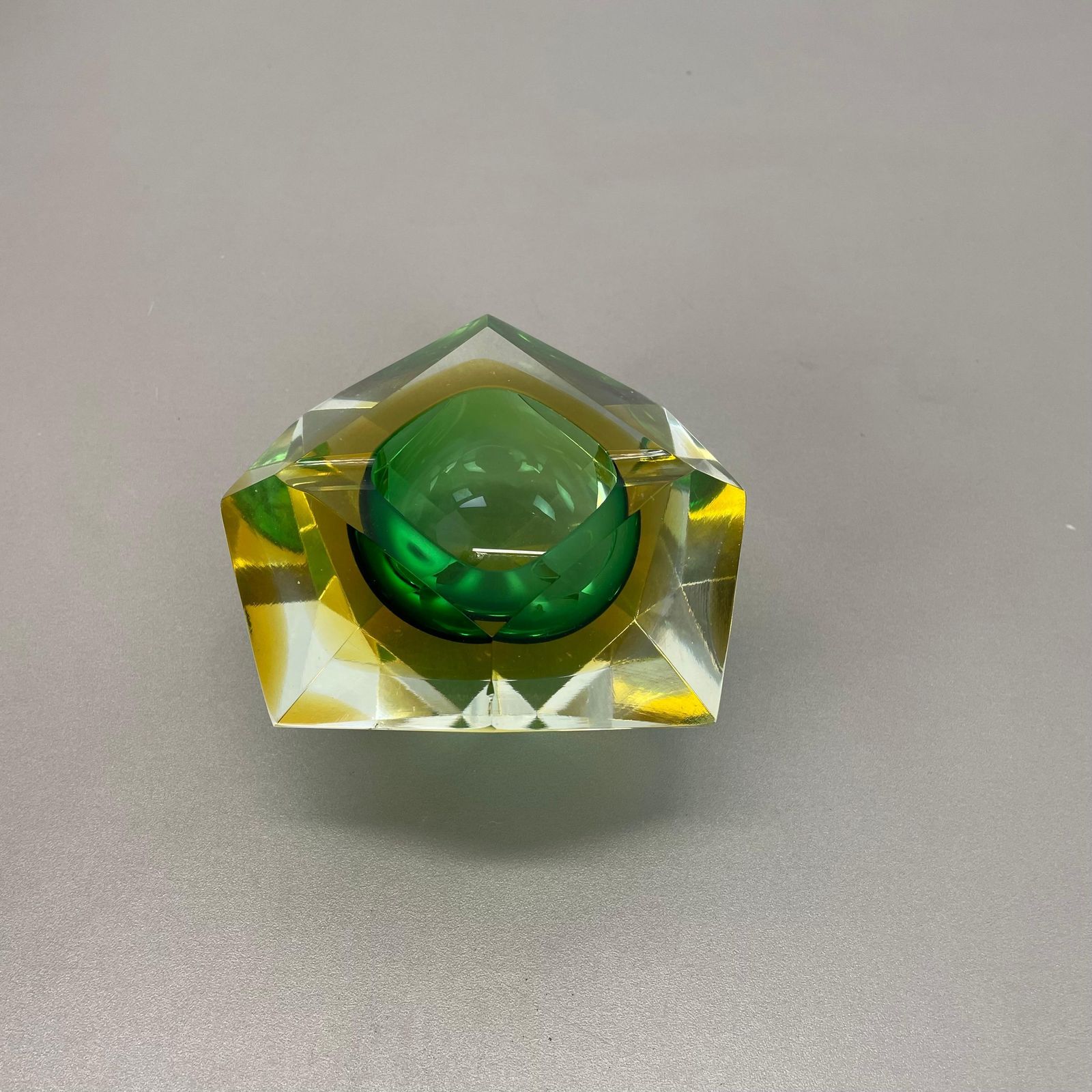 photo vintage Murano Glass Faceted "Diamond" Sommerso Bowl Element Ashtray Murano Italy, 1970s