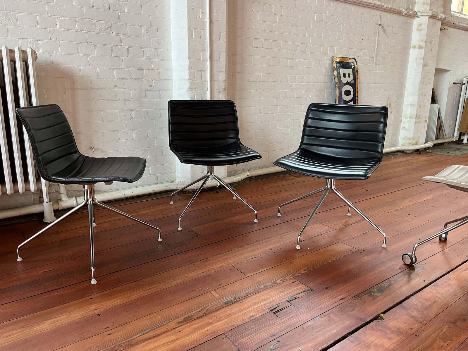 photo for sale Arper Catifa 53 Chair Leather Studio : Swivel Chair