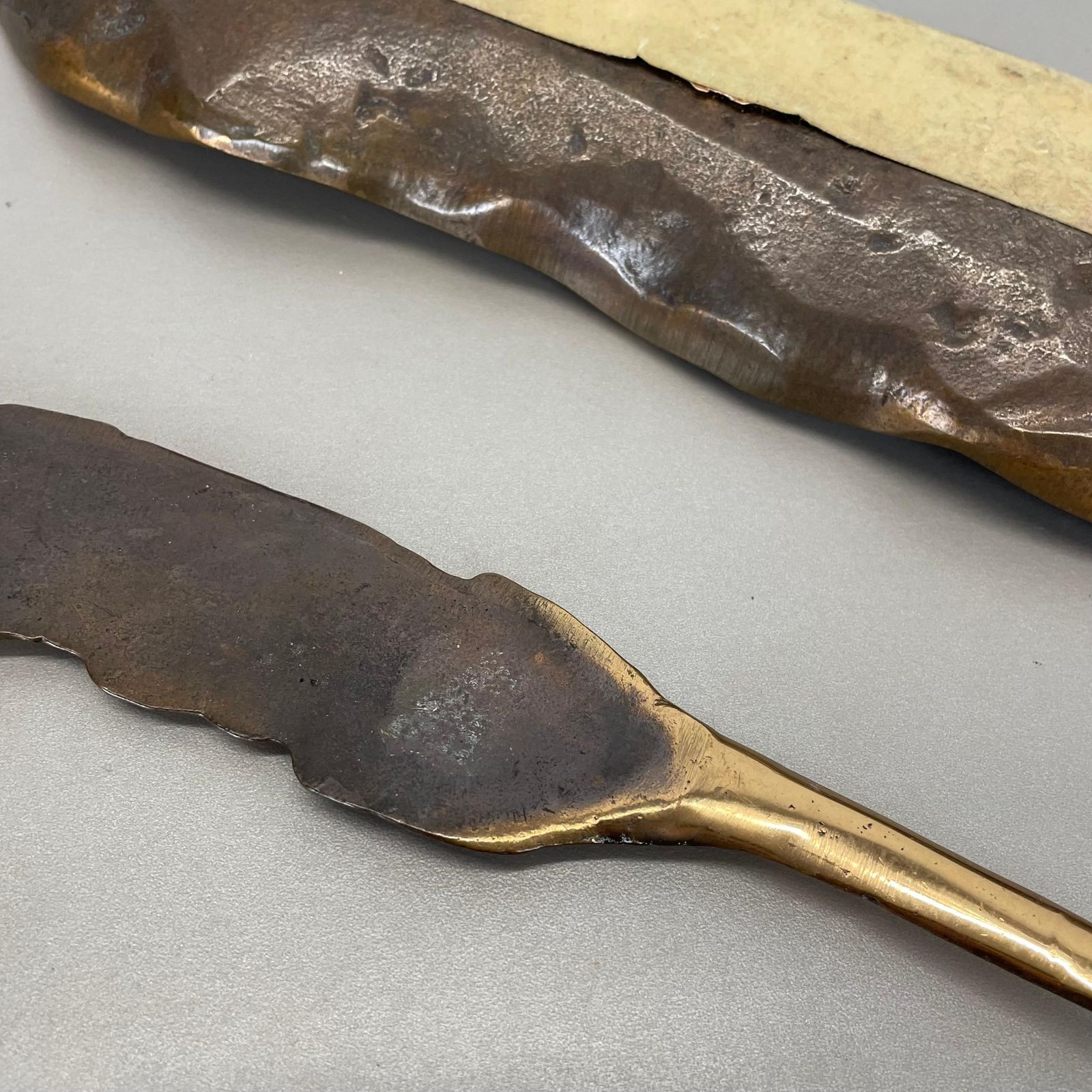 photo vinterior Bronze Desk Shell Plate And Letter Opener Auböck Hagenauer Era, Germany, 1970s