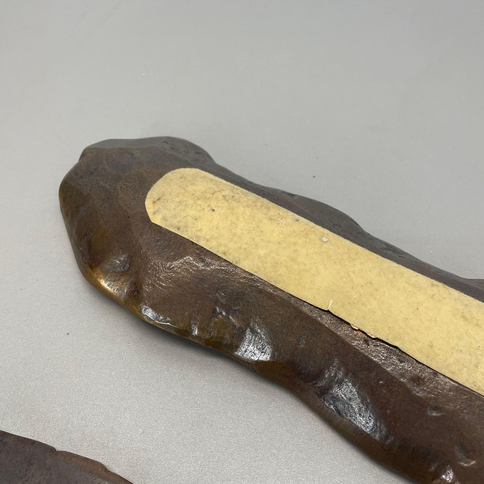 photo vintage Bronze Desk Shell Plate And Letter Opener Auböck Hagenauer Era, Germany, 1970s