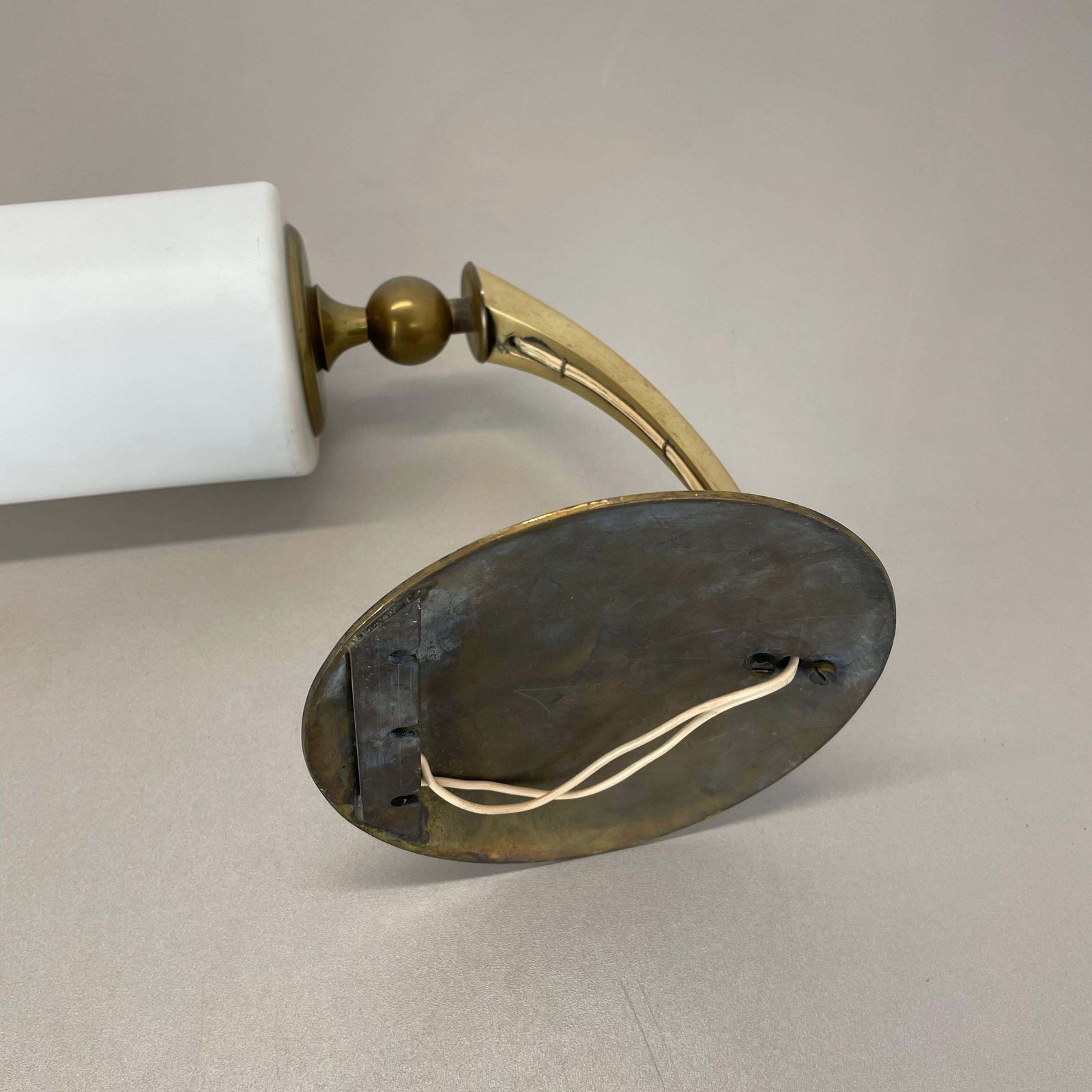 photo vinterior Large 36cm Modernist Brass And Glass Theatre Wall Light Sconces, France, 1950s