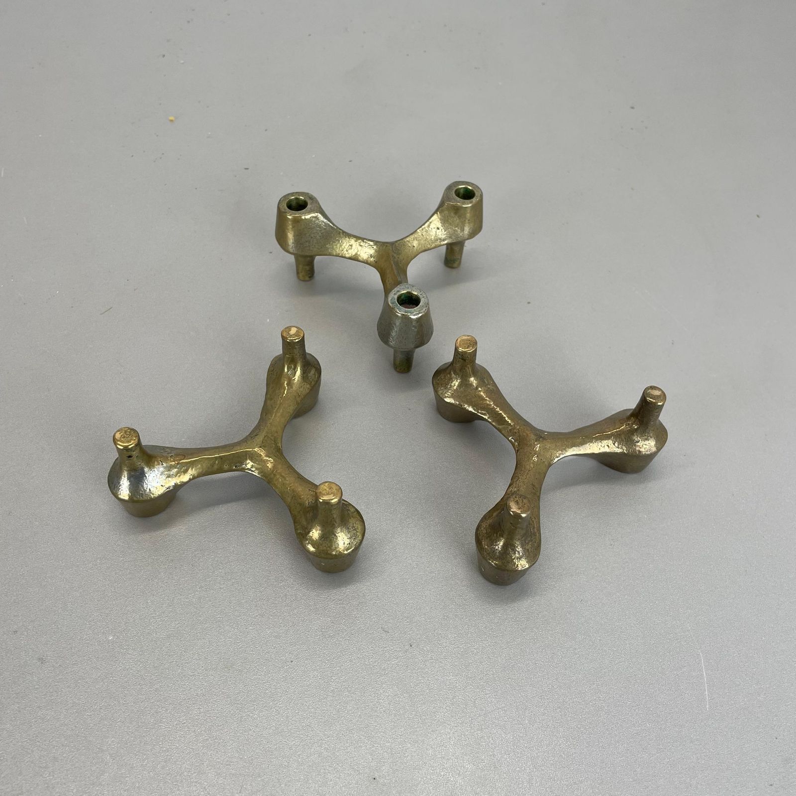 photo vintage Set Of 3 Sculptural Brutalist Tripod Bronze Metal Candleholder, France, 1960s