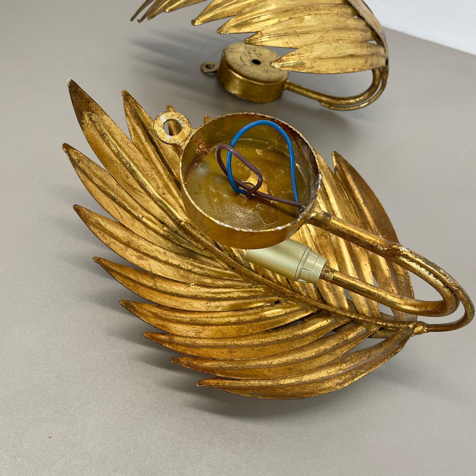 photo vinterior Set Of 2 Hans Kögl Style Golden Florentiner Leaf Wall Light Sconces, Italy, 1980