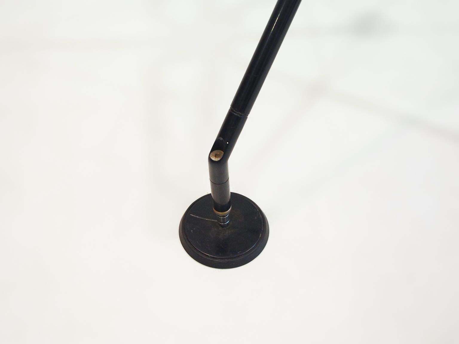 Round Dining Table Nomos By Sir Norman Foster & Partner photo vinterior