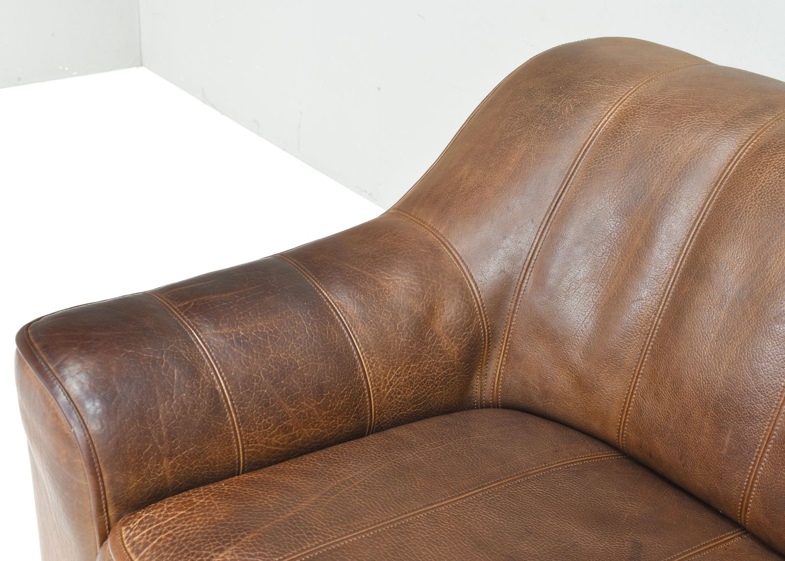 photo vinterior De Sede Ds 44 Two Seat Sofa In Tan Buffalo Leather – Switzerland, 1970s