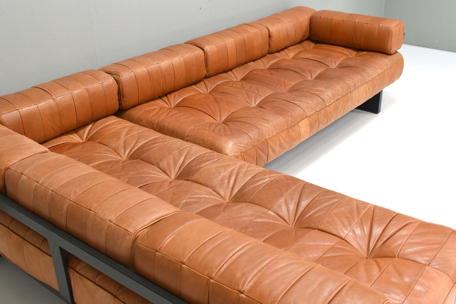 photo vinterior Pair Of De Sede Ds80 Daybed Sofas In Cognac Tan Leather   Switzerland, 1970s