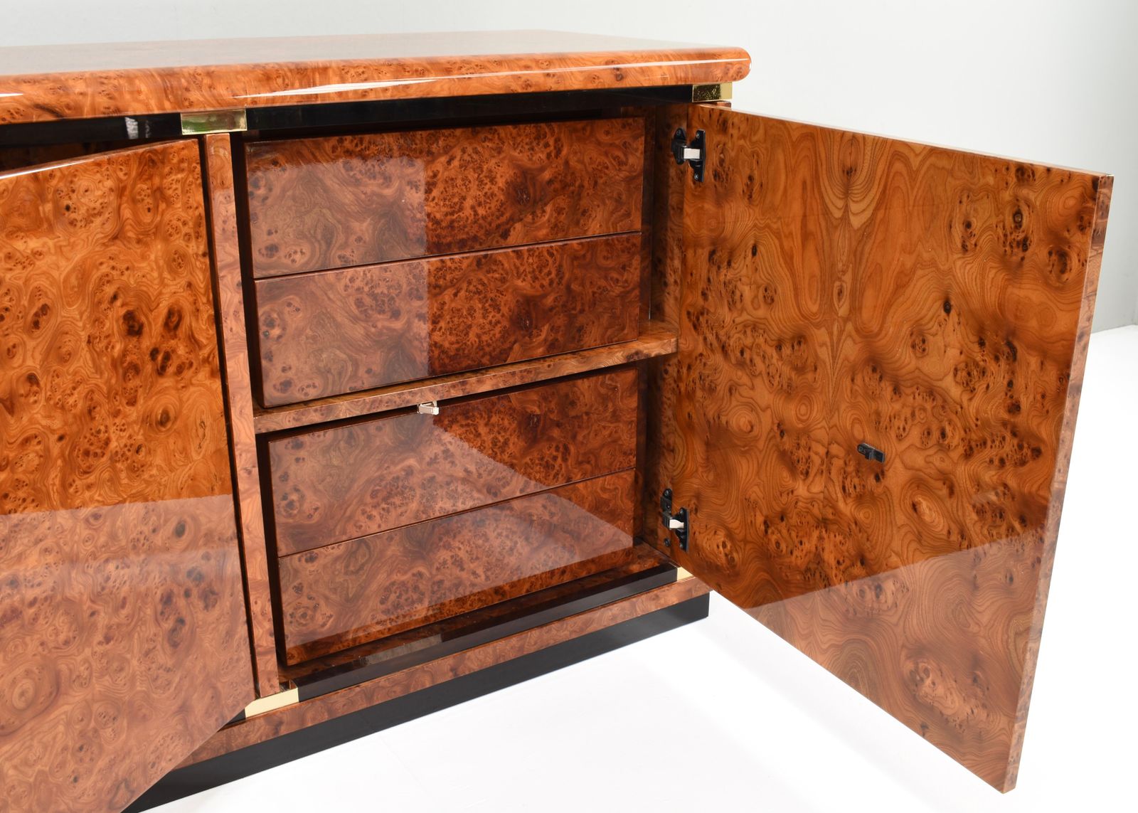 photo vintage Italian Sideboard In Burlwood And Brass Details By Glam Furniture Italy, 1970's