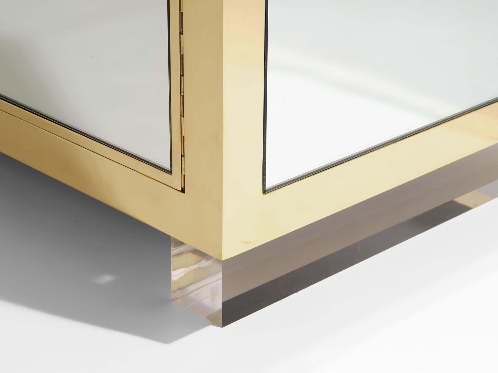 Enfilade Michel Pigneres en laiton, miroirs et pieds en lucite, années 1970 photo vinterior