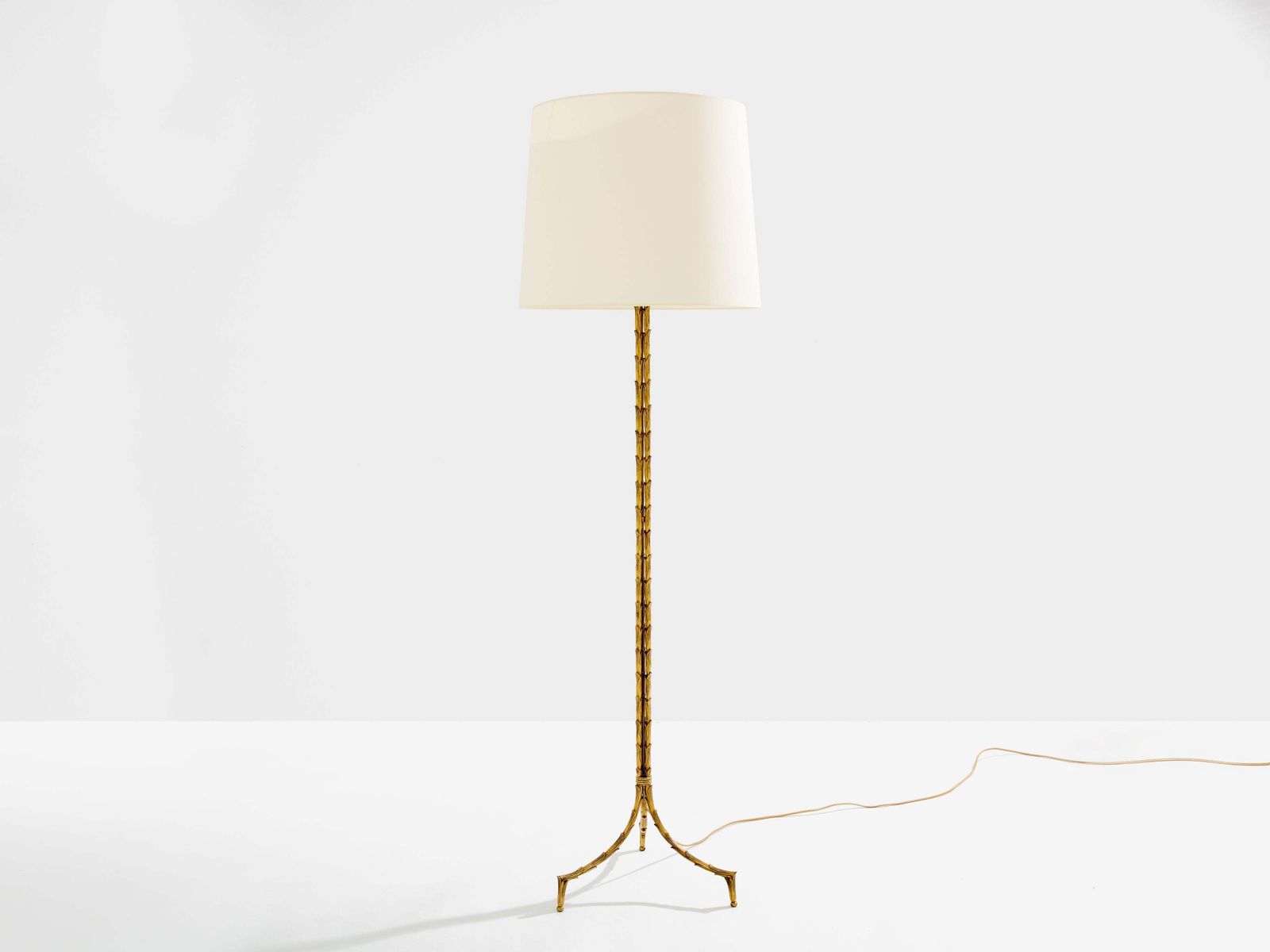 Lampadaire Maison Jansen en bronze doré à décor de feuillage, années 1950 photo furniture