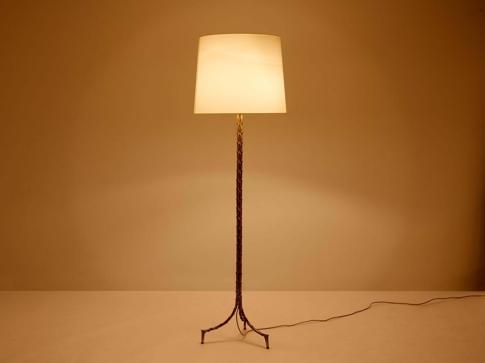 Lampadaire Maison Jansen en bronze doré à décor de feuillage, années 1950 photo Luminaires