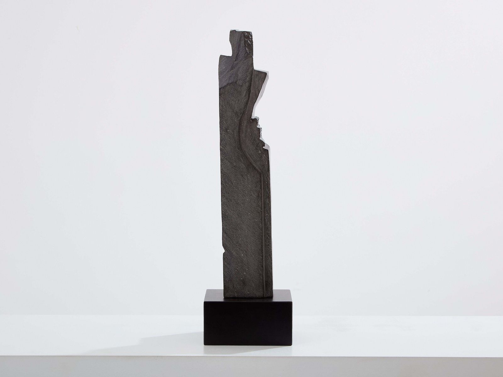 photo furniture Sculpture totem brutaliste en pierre de Figueras, Sébastien Touret, vers 2010