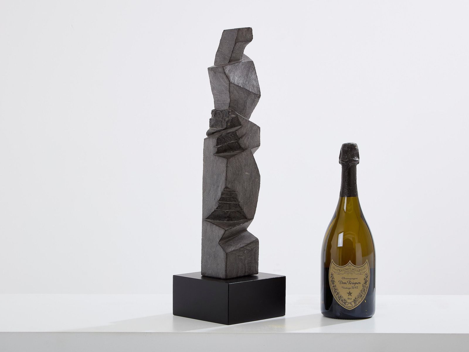 photo for sale Sculpture totem brutaliste en pierre de Figueras, Sébastien Touret, vers 2010