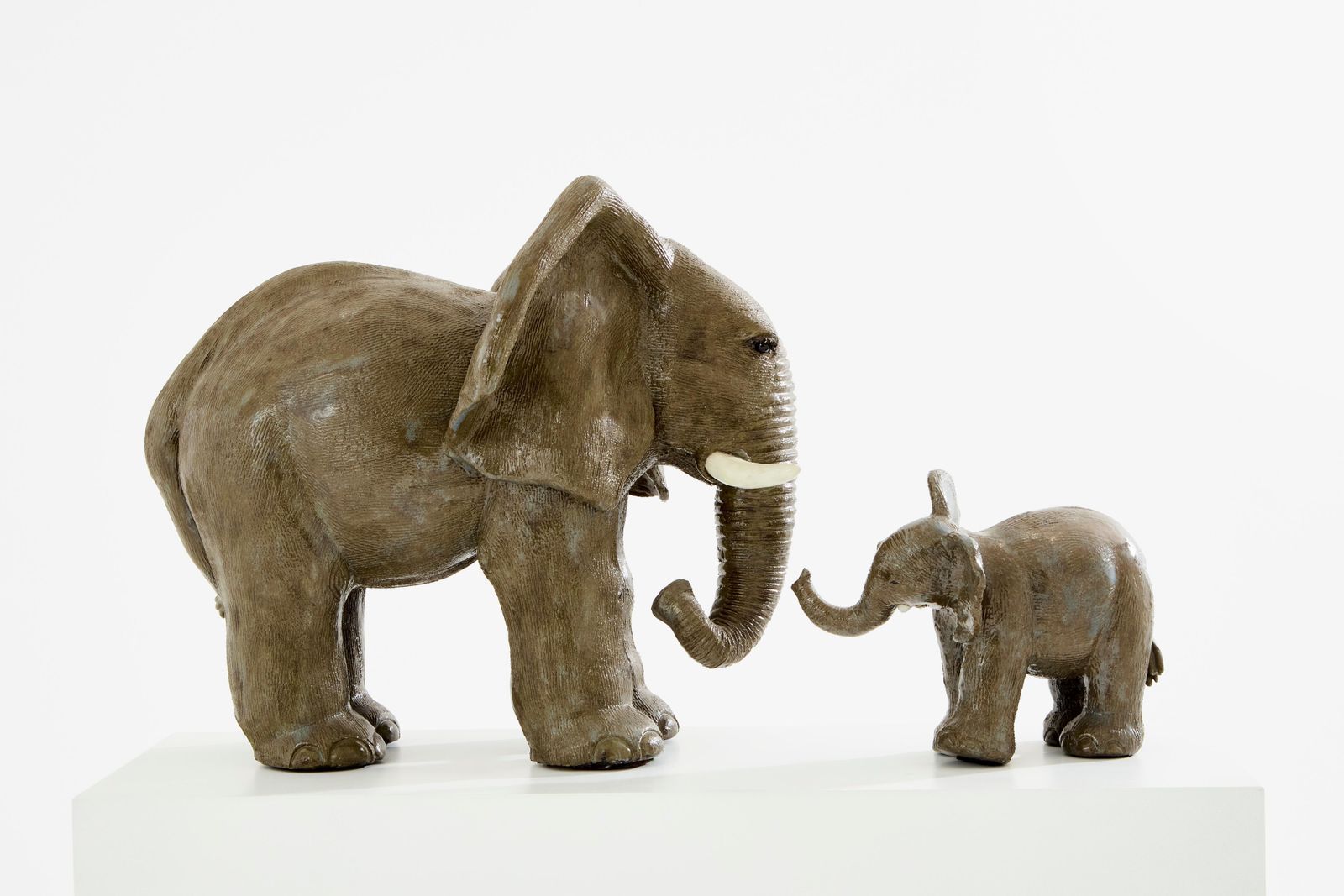 Paire de sculptures d'éléphants en grès émaillé par Valérie Courtet, vers 2010 photo furniture