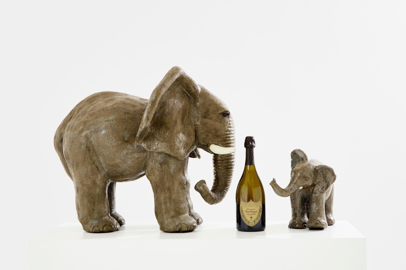 photo for sale Paire de sculptures d'éléphants en grès émaillé par Valérie Courtet, vers 2010