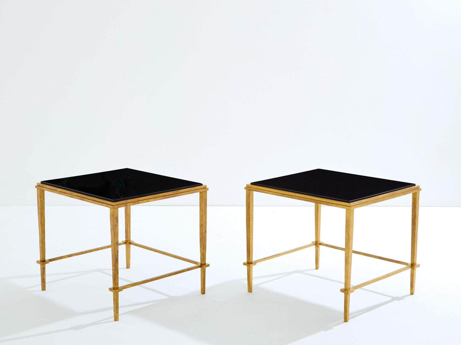 Paire de tables d'appoint Maison Ramsay en fer doré et laque noire, 1950 photo furniture
