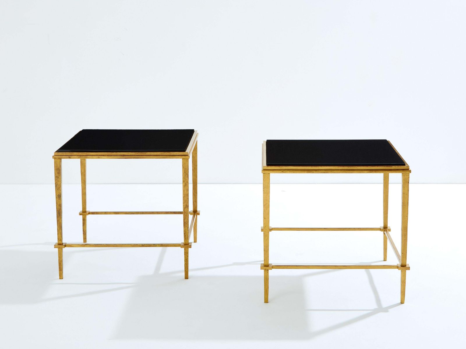 Paire de tables d'appoint Maison Ramsay en fer doré et laque noire, 1950 photo vinterior