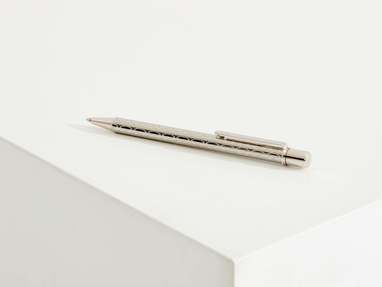 Stylo bille Cartier Must II en plaqué argent et palladium, années 1980 photo furniture