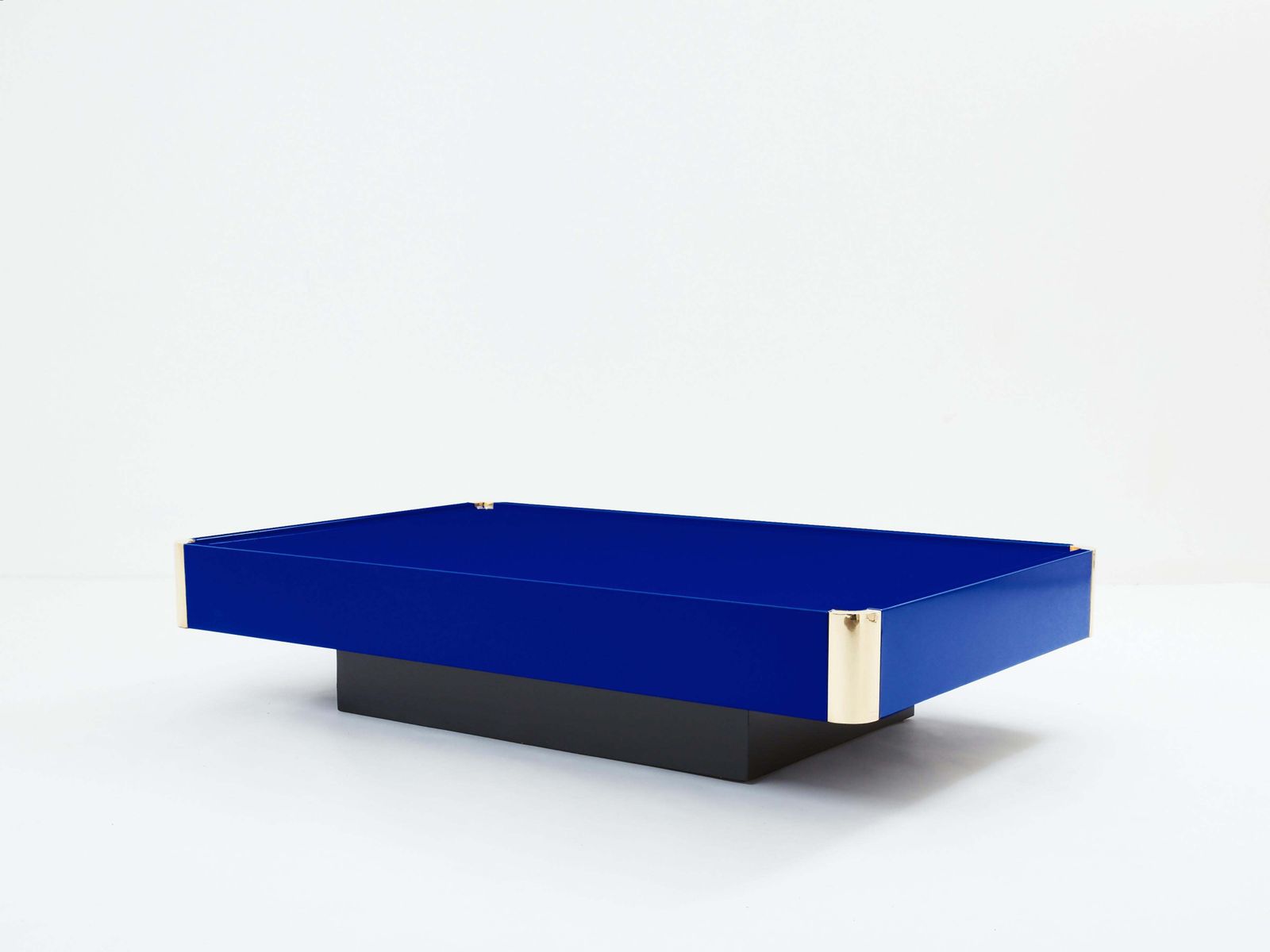 Table basse laquée bleu Majorelle et laiton, attribuée à Willy Rizzo, années 1970 photo furniture