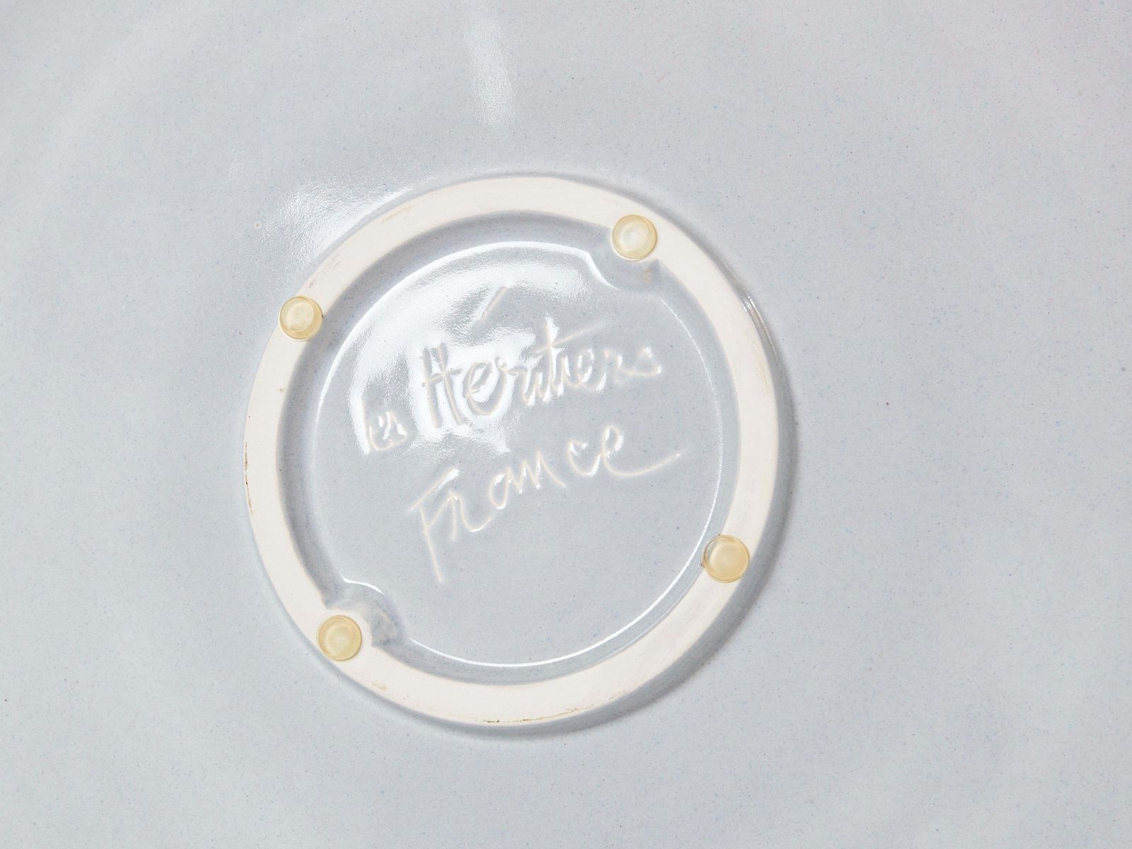 photo furniture Grand plat de présentation en céramique émaillée dorée Les Héritiers, 1990