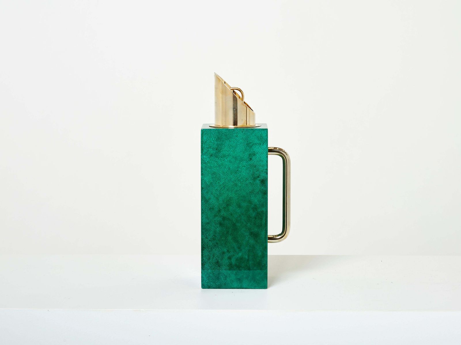 Carafe thermos Aldo Tura en parchemin de chèvre vert émeraude et laiton, années 1960 photo furniture