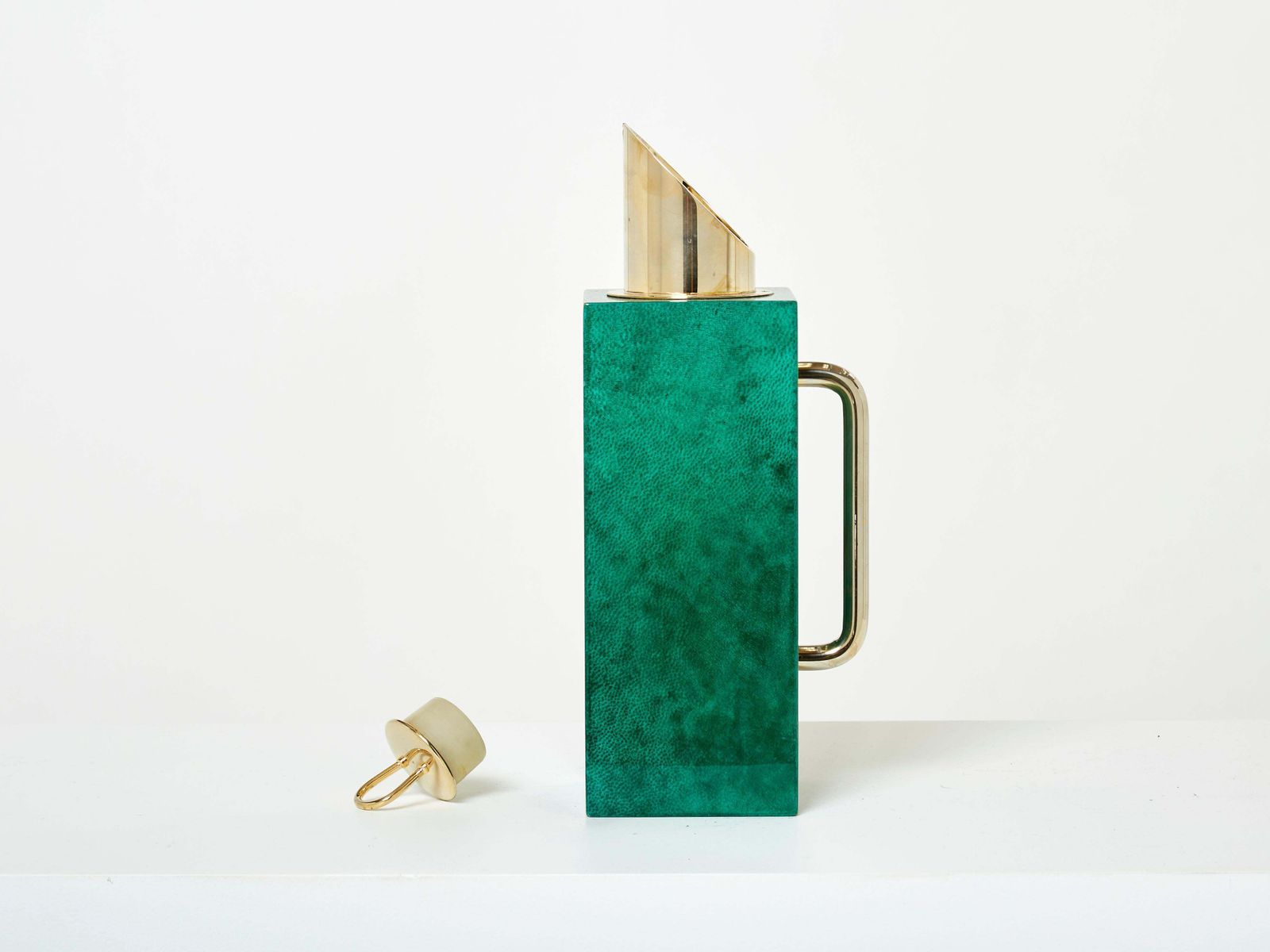 photo furniture Carafe thermos Aldo Tura en parchemin de chèvre vert émeraude et laiton, années 1960