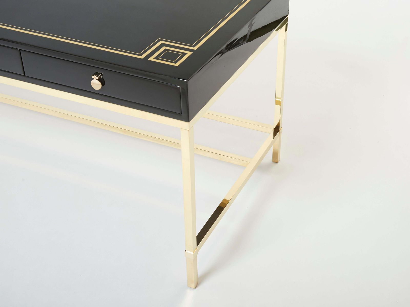 Mobilier Grand bureau Guy Lefevre Maison Jansen en laque noire et laiton, années 1970 photo