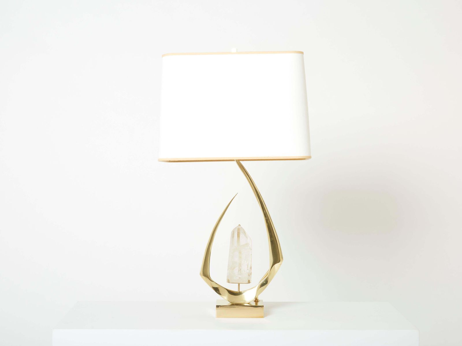 photo furniture Paire de lampes de table en laiton et cristal de roche signées Willy Daro, 1970