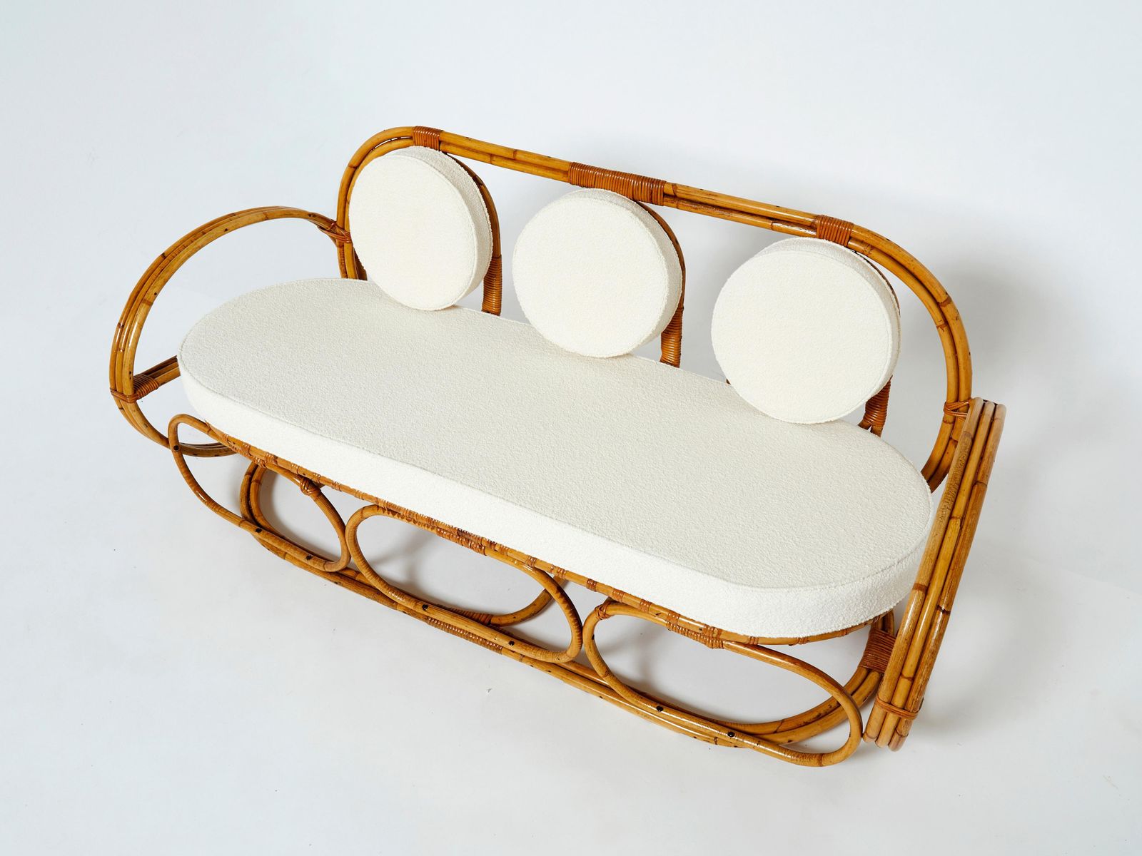 Mobilier Canapé et tabouret en bambou italiens, revêtement en bouclé français, début des années 1960 photo
