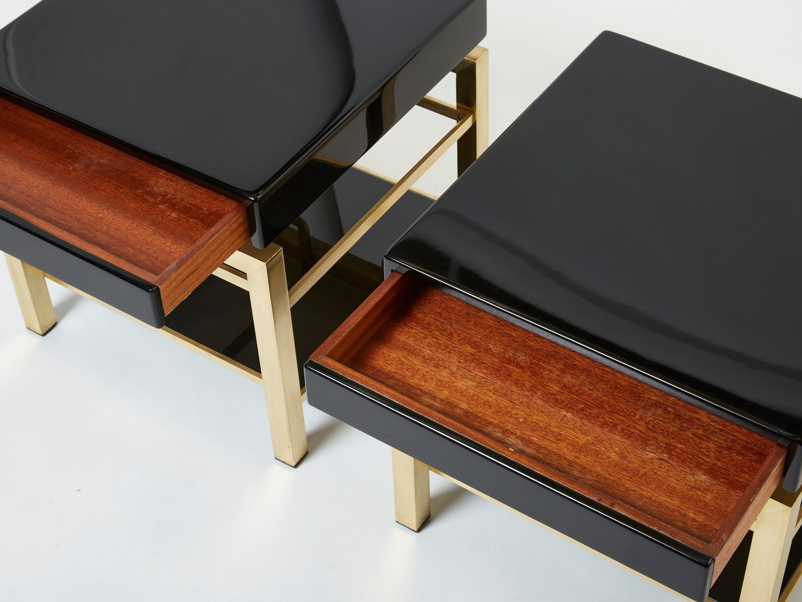 Tables d'appoint à deux plateaux en laque noire et laiton Guy Lefevre pour Maison Jansen, années 1970 photo Mobilier