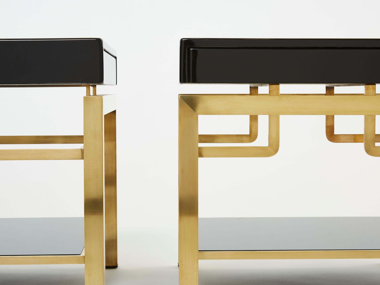 Tables d'appoint à deux plateaux en laque noire et laiton Guy Lefevre pour Maison Jansen, années 1970 photo buy