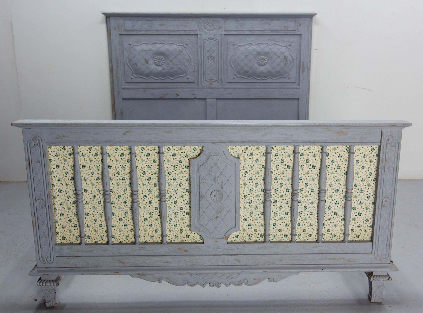 photo furniture Frans bed met gepatineerd hout, tweepersoons, Louis XVI-stijl, ca. 1960