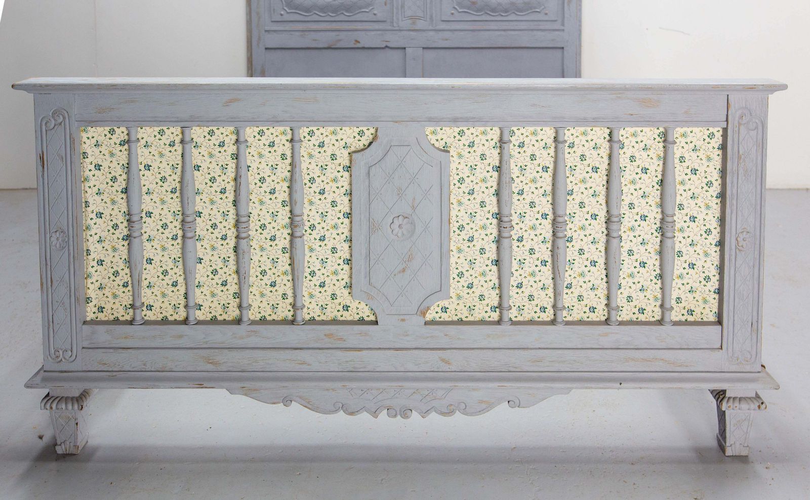 Meubels Frans bed met gepatineerd hout, tweepersoons, Louis XVI-stijl, ca. 1960 photo
