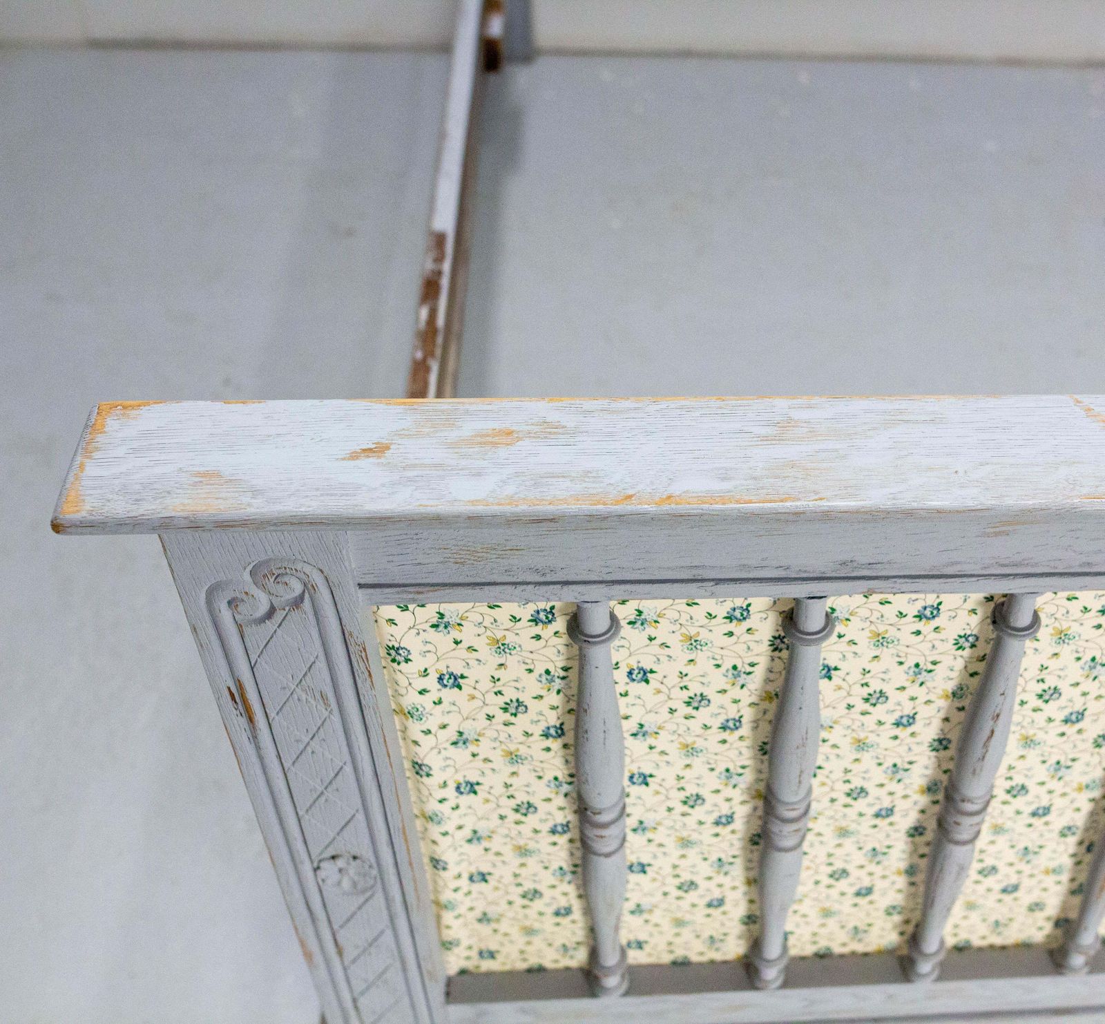 photo vinterior Frans bed met gepatineerd hout, tweepersoons, Louis XVI-stijl, ca. 1960