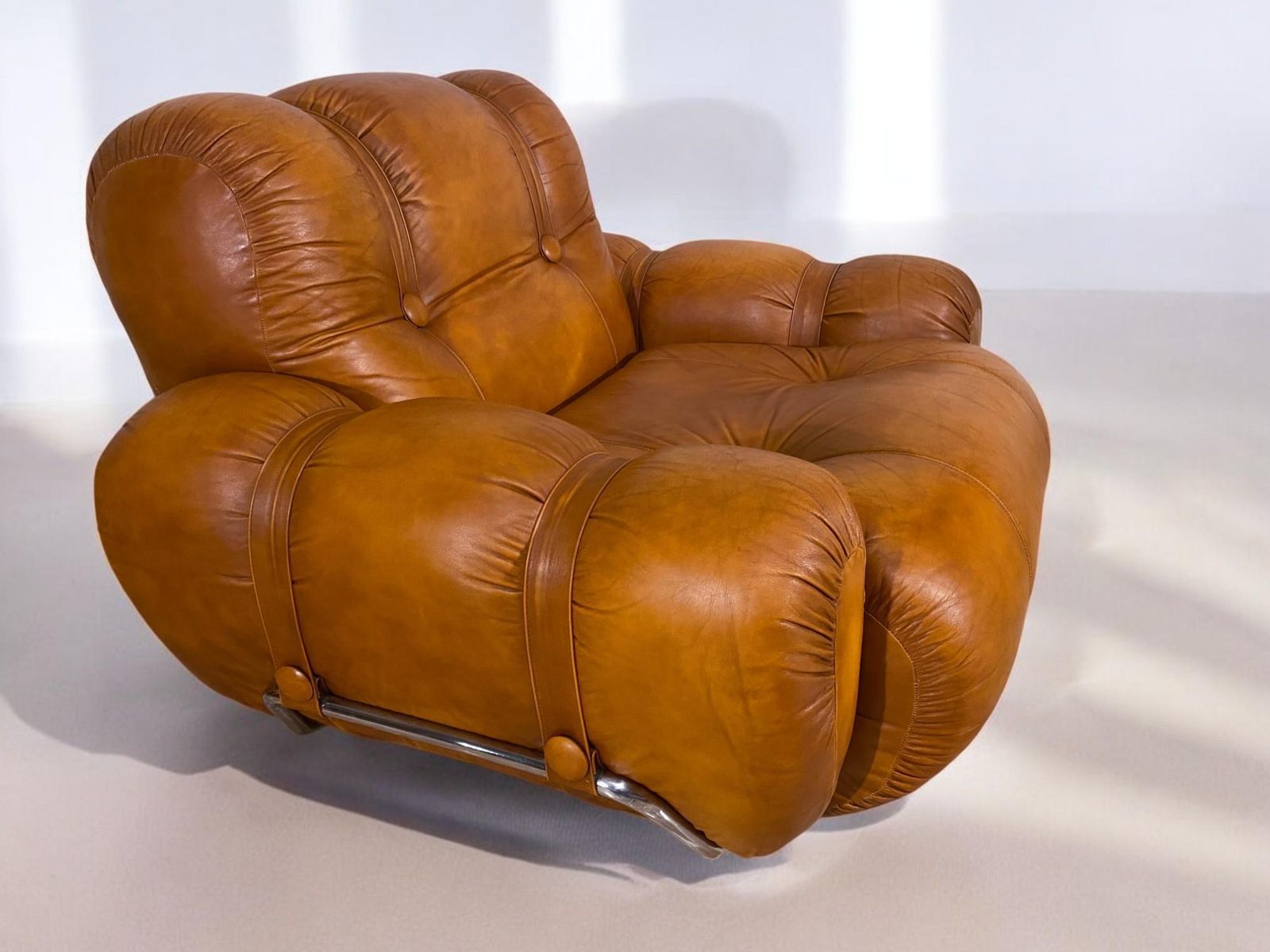 photo vintage Italian Mid Century Natural Leather Space Age Armchairs, 1970s