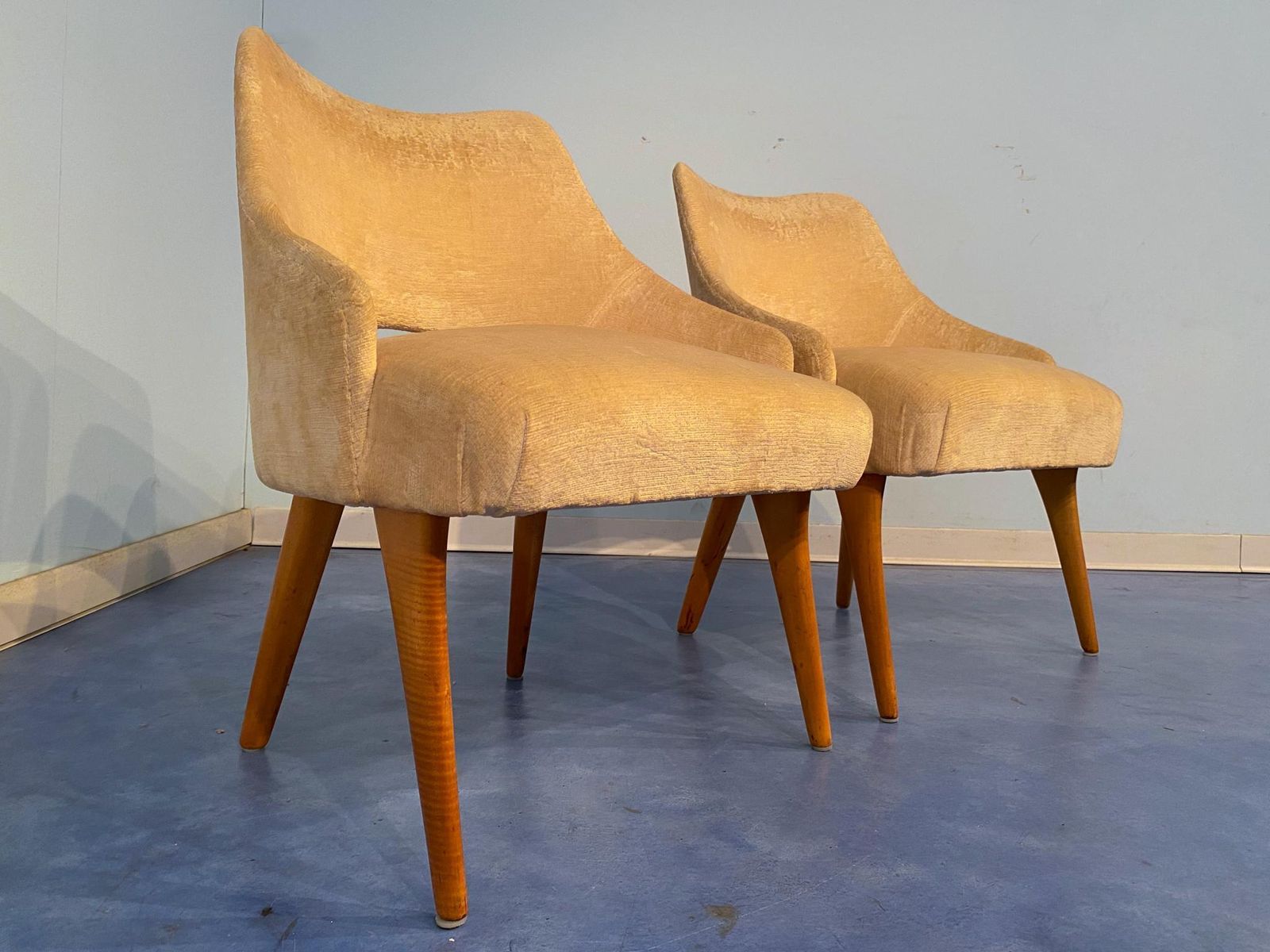 photo vinterior Couple Of Italian Mid Century Armchairs In Yellow Velvet By Vittorio Dassi