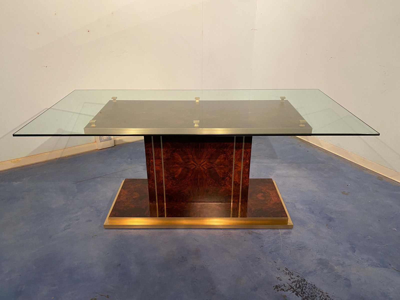 Italian Mid Century Modern Dining Table In Thick Glass And Walnut Root, 1970s photo for sale