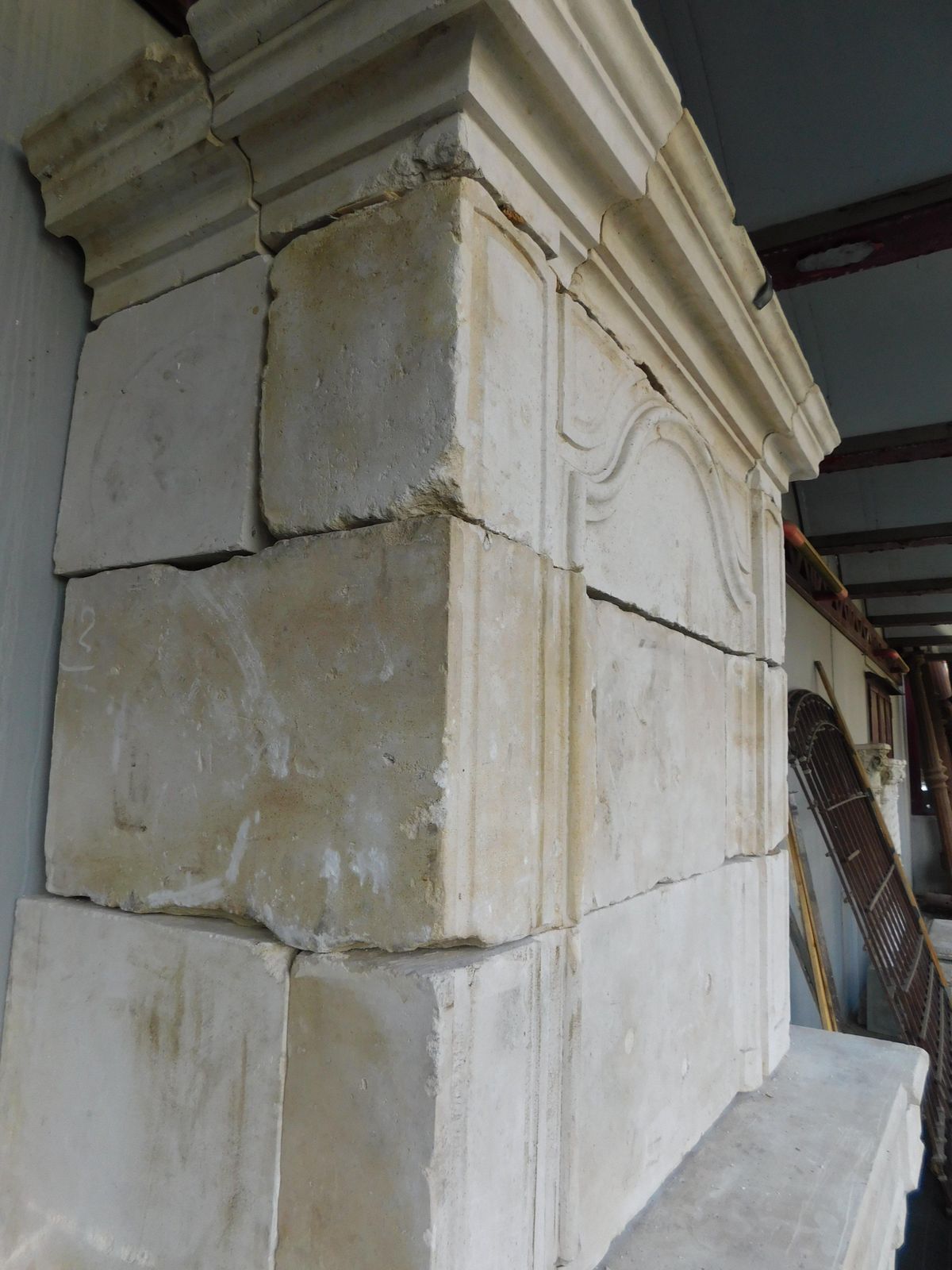 photo vinterior Burgundy Stone Mantel Fireplace, Carved Columns And Trumeau, France