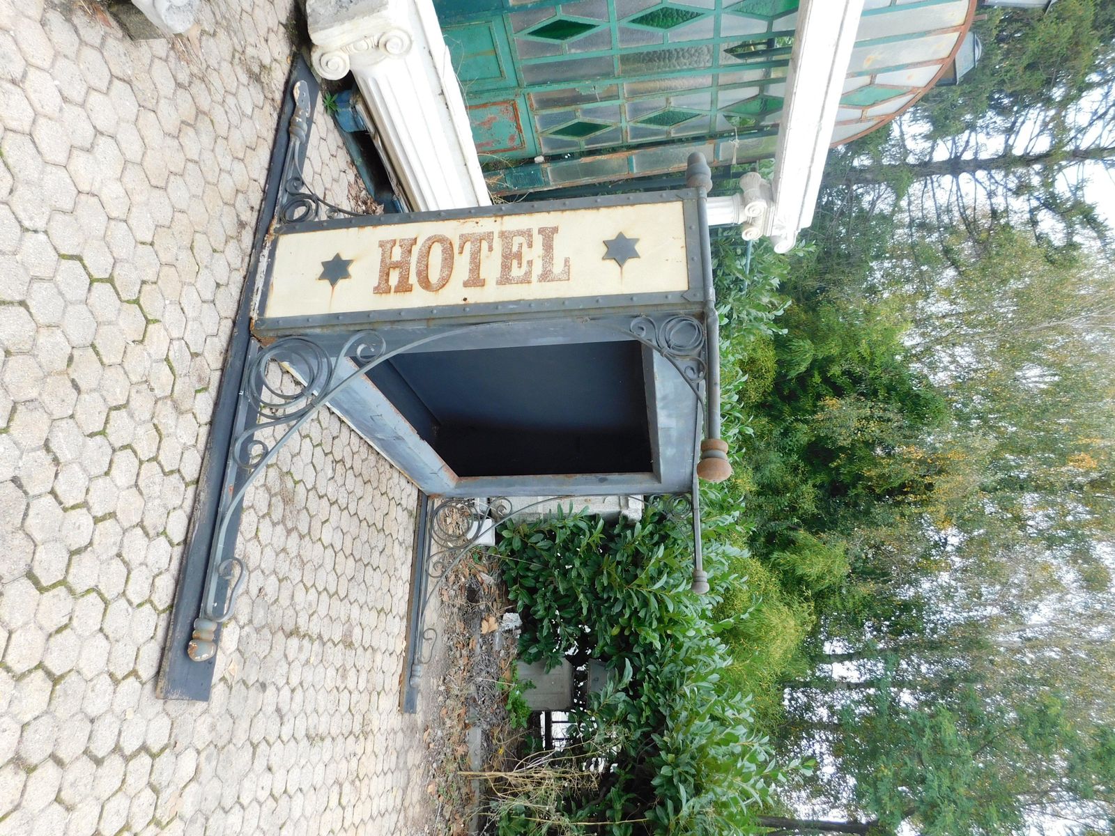 photo vintage Old Hotel Entrance Canopy In Wrought Iron And Cast Iron, Italy