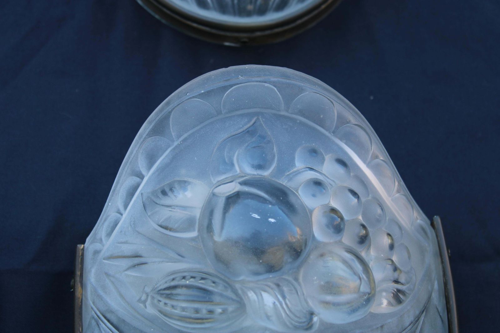 1930s French Art Deco Wall Lamp In Crystal And Brass Lalique Style photo vinterior