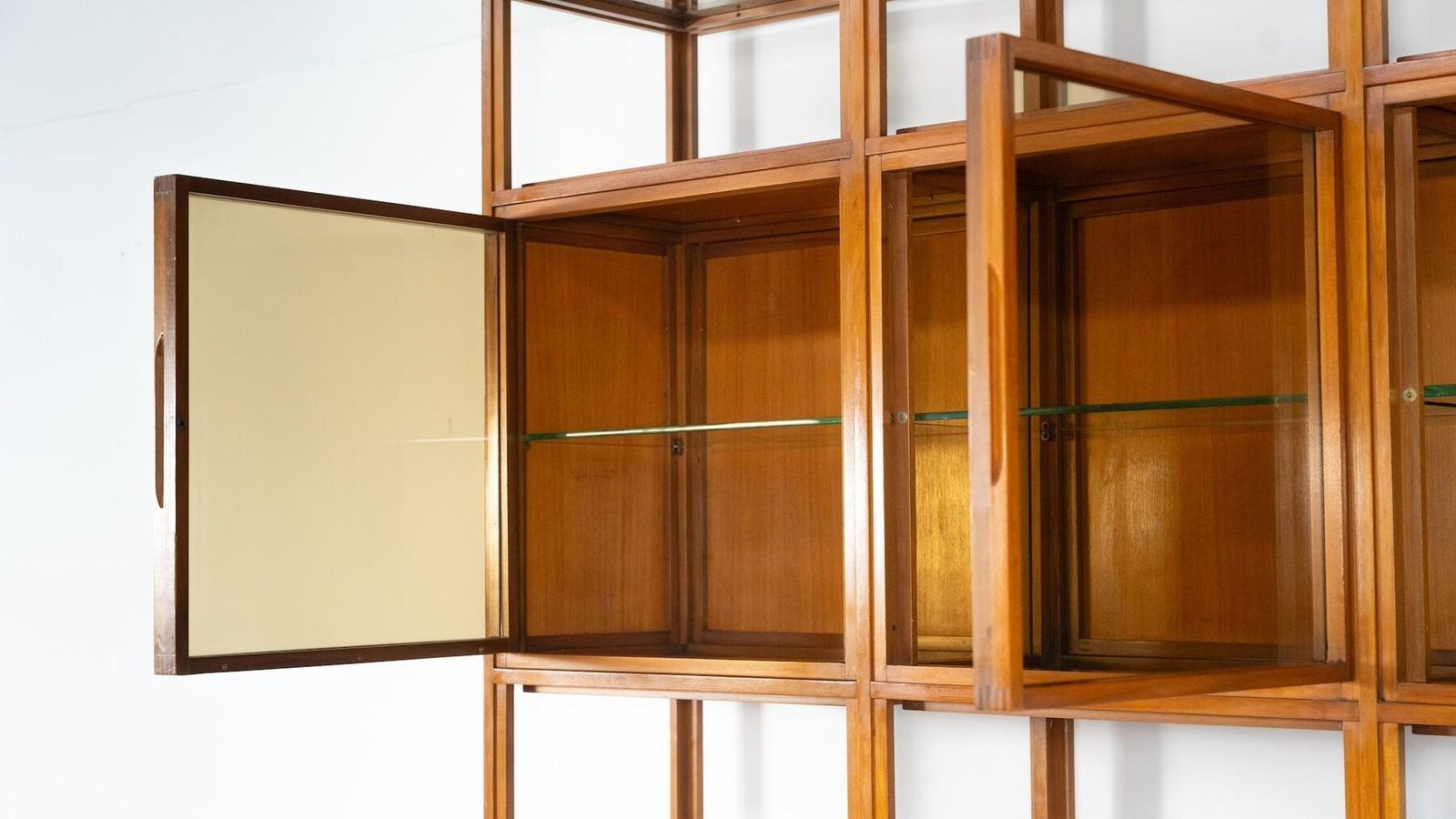 photo vinterior Mid Century Modern Shelves, Wood And Glass