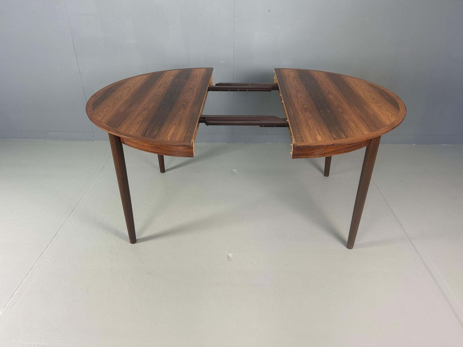 photo furniture Scandinavian Modern Extendable Oval / Round Dinning Table, 1960, Denmark