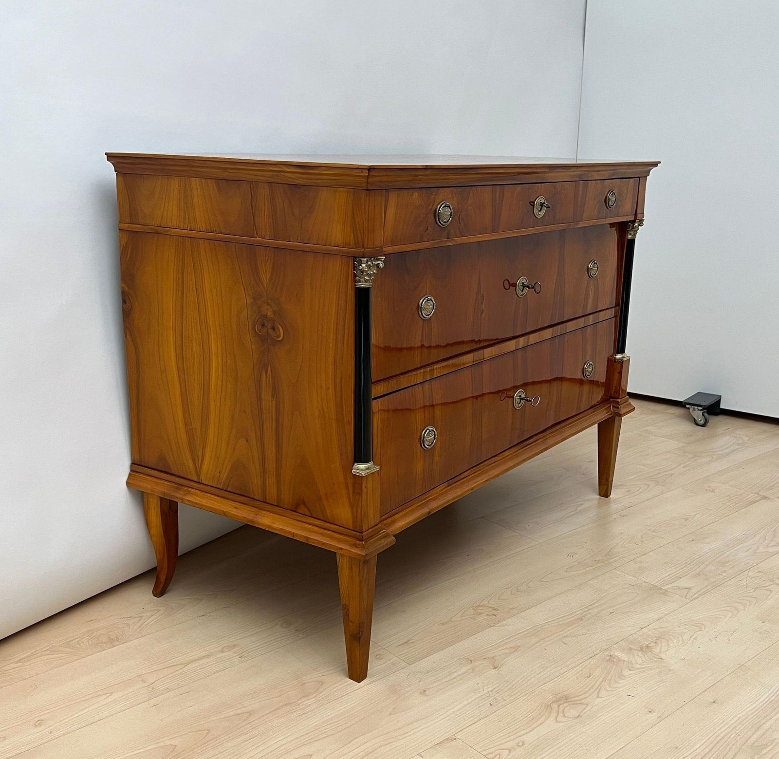 Biedermeier Commode, Cherry Veneer, Brass, Franconia Circa 1820 photo vinterior