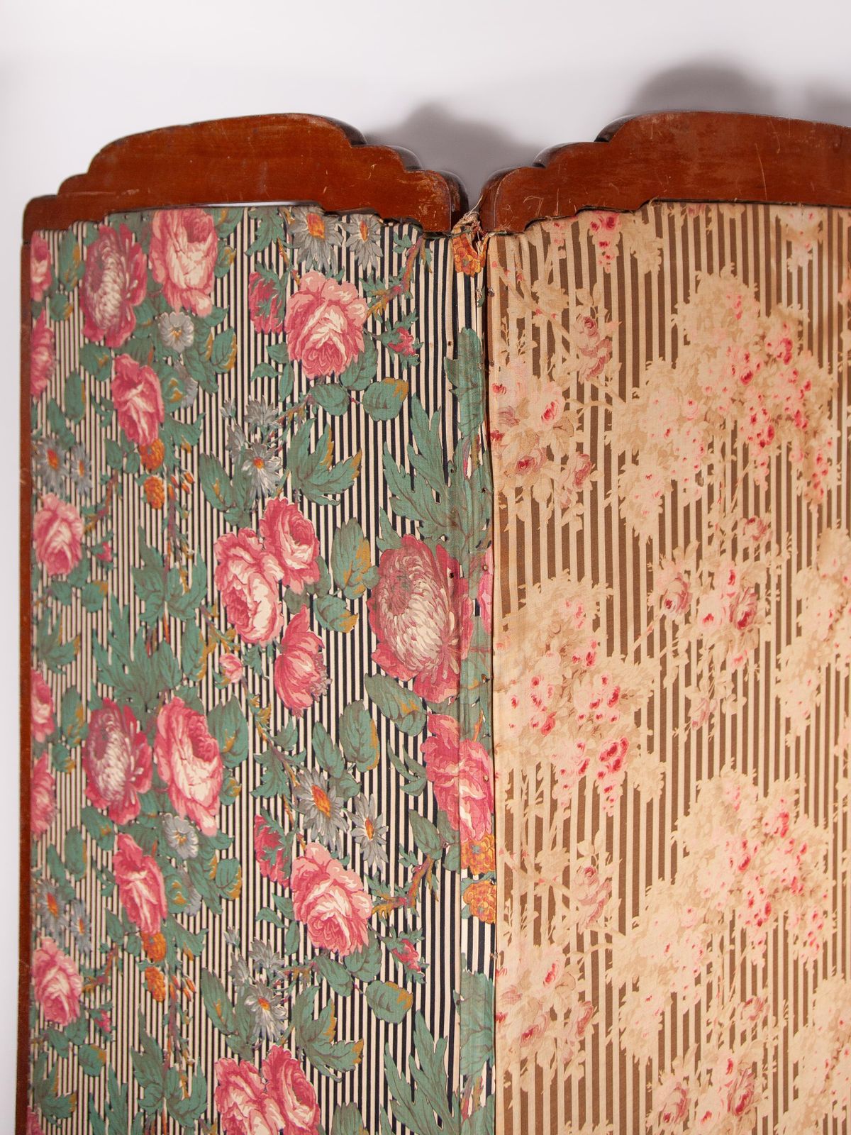 photo furniture Victorian Four Panel Screen, Roomdivider In Carved Wood, Poetic Design In Fabric